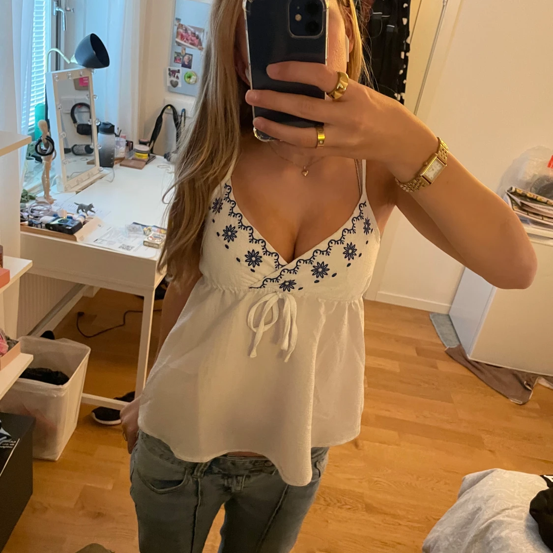 Vit topp med blommigt broderi