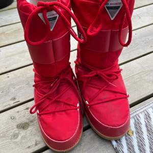 Röda snowboots i ok skick. Någon liten fläck på dom men inte mer än så. Väldigt bekväma och håller värmen bra i snö. Storlek 41 men passar 42 också