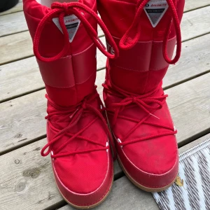 Röda boots - Röda snowboots i ok skick. Någon liten fläck på dom men inte mer än så. Väldigt bekväma och håller värmen bra i snö. Storlek 41 men passar 42 också