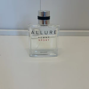 Parfym Chanel allure homme sport. - Parfym Chanel allure homme sport cologne edt. Flaskan är 50ml men det finns cirka 35ml kvar och den luktar som den ska. Om ni har frågor är det bara att kontakta mig.