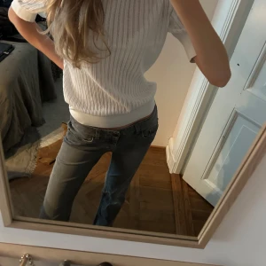 Esprit jeans - Säljer dessa snygga gråa low waisted jeans från Esprit då dom blivit lite för korta för mig💕💕 Midjemått: 84 cm  Innerbensmått: 78 cm