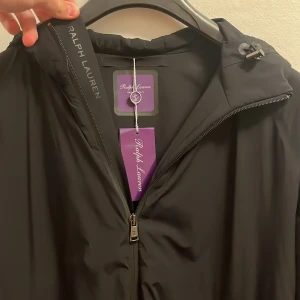 ralph lauren purple label jacka  - Säljer regnjacka från exklusiva Ralph Lauren purple Label ny pris 14,999kr. Funkar väldigt bra till hösten. Väldigt fint skick som ny. Tveka inte på att höra av er vid flera frågor 🤗