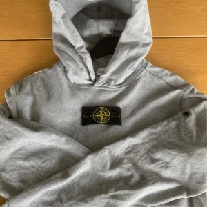 Stone island hoodie  - Säljer nu en grå Stone island tröja i väldigt bra skick. Tröjan är i storlek s och självklart äkta, säljer den för bara 750:- nypris runt 2500:-. Hör av dig om minsta lilla fundering Vilgot!🤩