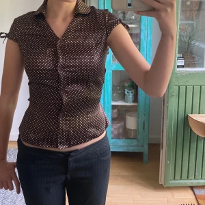 Prickig blus - Min favvo blus som är såå fin😍😍 Passar bra till många tillfällen!!⭐️ 