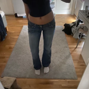 Lågmidjade jeans  - Jättefina lågmidjade bootcut jeans men säljer då de tyvärr inte kommer till någon användning. W.28 L.34. Märket är Nicole och köpta för 1200, pris kan alltid diskuteras! 