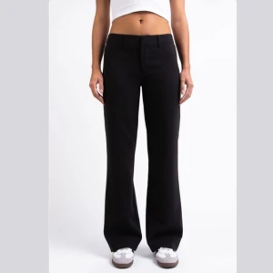 Lågmidjade Kostymbyxor- Madlady - Säljer mina lågmidjade kostymbyxor från Madlady, då dem var för stora för mig. Storlek: Tall, EU34. Passar för de som är 174-180cm långa. Köpte dem för 650 ungefär, säljer dem för 500 + frakt. För mer info + bilder bara att kontakta! 🫶🏼🙌🏽