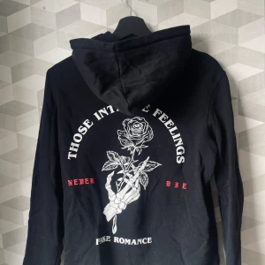 Hoodie med tryck på ryggen - Fin hoodie som ej kommer till användning 