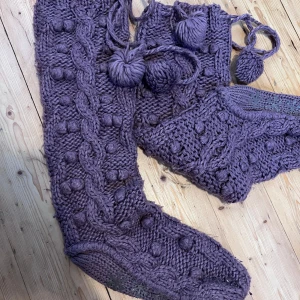 Fluffiga mysiga varma bruna sockor med snörning och dekoration - Fluffiga mysiga varma sockor med snörning och dekorationsbollar! ⭐️Går upp till knäna på mig (163cm). Passar perfekt till kylande höst och vinterkvällar🤩