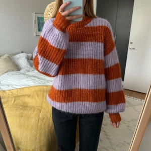 Stickad tröja i Ull Selected Female  - Säljer denna fina stickade tröjan från Selected Female. Storlek m. 