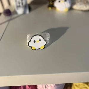 Söt pingvinring - En supergullig klistermärke med en liten fågel på. Klistermärket har en enkel design med en vit och gul färg, som har svarta konturer. Perfekt accessoar för att lägga till en lekfull touch till din dator!