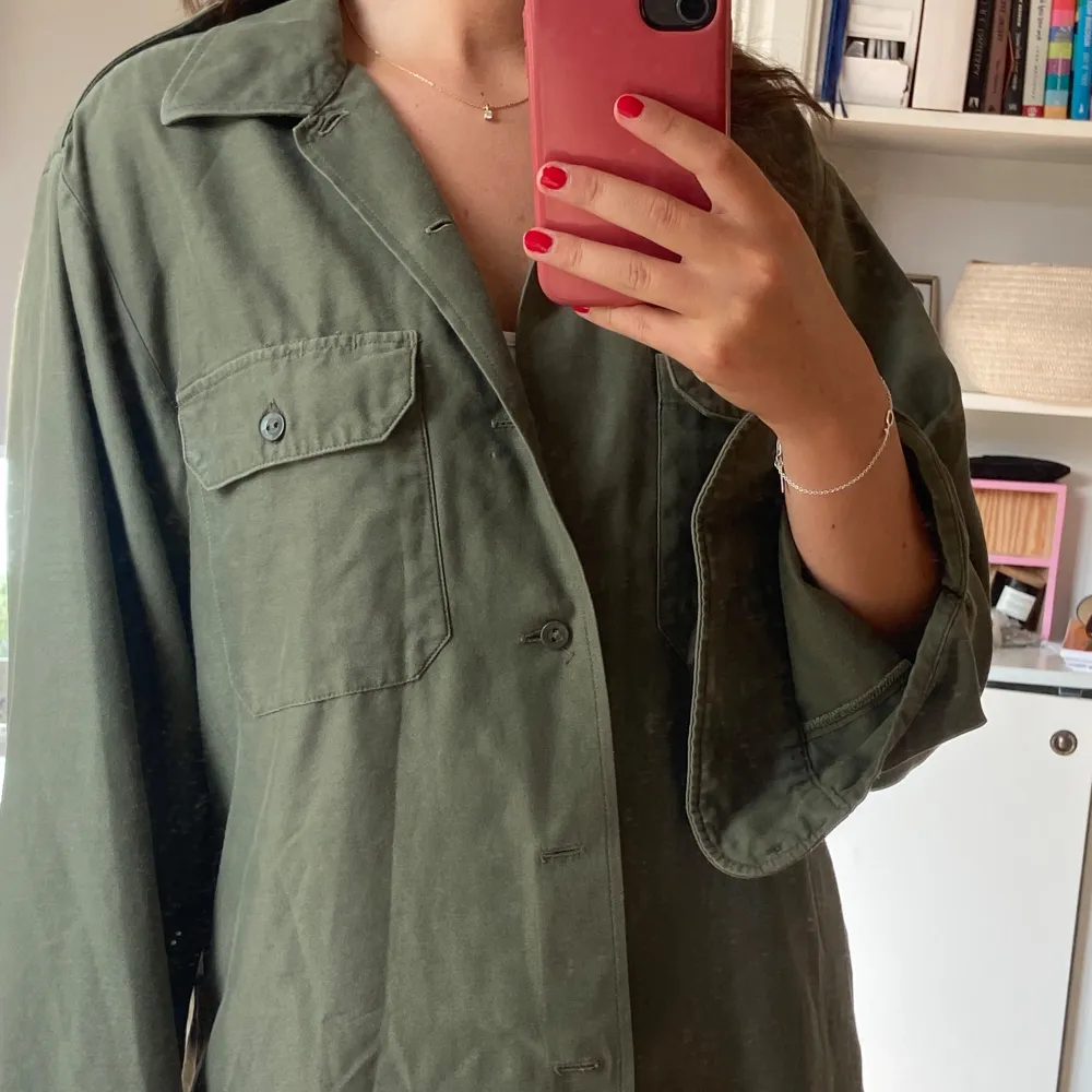 Super cool grön oversized skjorta i militär färg! Kan användas som jacka också!💚. Skjortor.