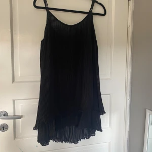 Svart klänning från KappAhl - Svart volang klänning från KappAhl. Den har tunna axelband och en lös passform med volangdetaljer längst ner! Denna är såå snygg men tyvärr för stor för mig!💗🙌🏼