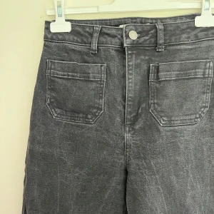 Jeans - Ett par högmidjade svarta jeans. Dessa sitter så bra på. Älskar fickorna fram och den stentvättade färgen. De är hyfsat tajta upptill och sen väldigt vida nedtill. Riktigt coola !