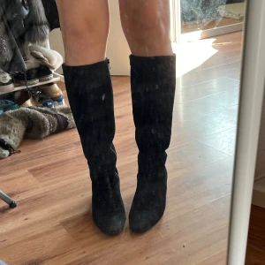 Vagabond stövlar - Säljer mina jättefina mocka stövlar från vagabond. Påriktigt de skönaste stövlar jag äger. Perfekt klack!