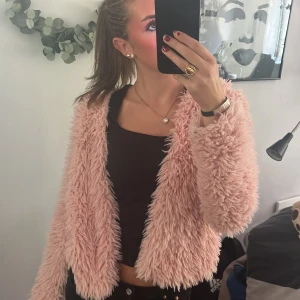 Rosa kofta - Rosa kofta som även kan användas som jacka. Väldigt skön och varm.💕