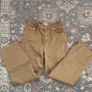 Bruna jeans  - Högmidjade bruna jeans från Lager 157. Bara använt fåtal gånger och är i jättefint skick. Storlek small 🍂Bara att skriva om du undrar om mått! 
