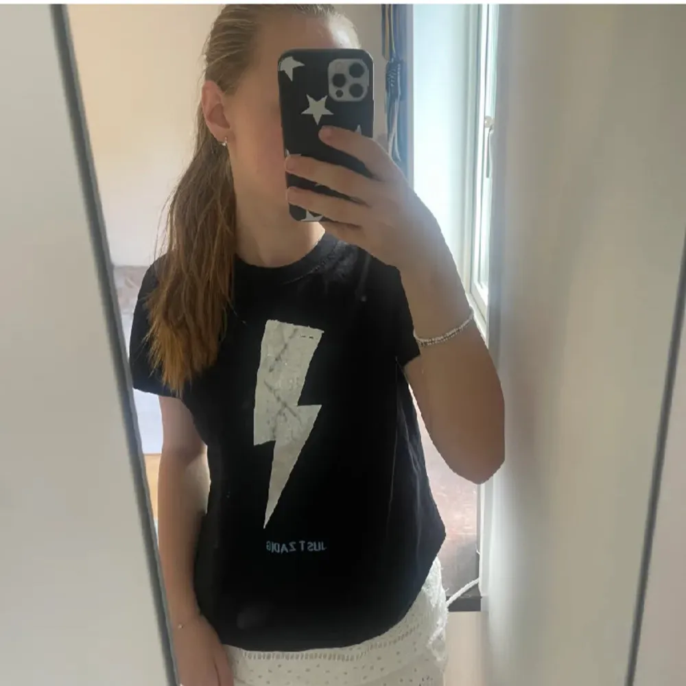 Säljer nu denna zadig tröja jag köpte här på plick då den inte passar. Okej skick på tröjan! Bilderna är från hon jag köpte den ifrån!💗. T-shirts.