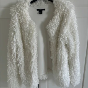 Fluffig tunn jacka - Fluffig tunn jacka, jätte fin till hösten med en stickad tröja🩷  