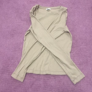 Långärman tunn tröja - Aldrig använd. Helt ny, rensar min garderob. Stretchig och skön