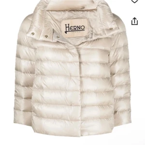 Herno jacka  - Säljer min sååå snygga herno jacka då jag ej använder den. Storlek 46 (italenisk storlek), men passar mig som brukar ha storlek S ❤️skriv om du vill ha fler bilder eller frågor 