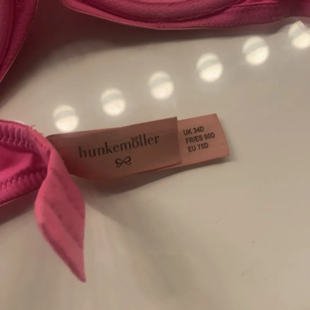 Säljer denna söta bh från Hunkemöller.  I fint skick, sparsamt använd. Hör gärna av dig för fler bilder!💕💕. Toppar.