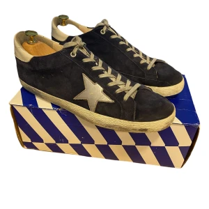 Golden Goose Superstar - Golden goose ”Superstar” i mocka • Storlek 45, passar även 44 • Tecken av användning förekommer, en del av sulan har fallit av (bild 5) därav det låga priset • Box, dustbag och autenticitet kort medföljer • Nypris: 5500kr • Svarar gärna på frågor