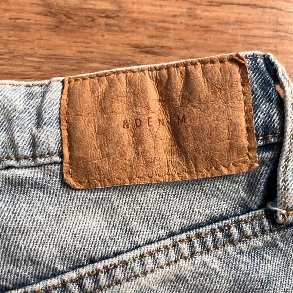 Snygga / coola Ljusblå jeans med slitningar från h&m - 93