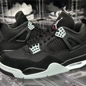 Jordan 4 SE retro black canvas - Dom är oanvända jag säljer dom för jag det är inte min storlek jag vann dom på en tävling och dom är äkta