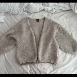 Lindex kofta - Superfin slutsåld lindex kofta i beigegrå🥹 bra skick (som ny är den ju lite nopprig i modellen) men har nog blivit mer nopprig sen dess💕 