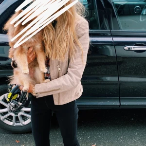 Jofama mocka jacka  - Jofama bikerjacka i äkta mocka. Beige med guldiga detaljer. I väldigt fint skick! 