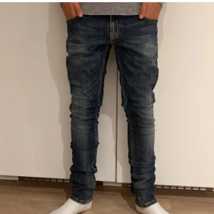 Nudie jeans  - Riktigt snygga Nudie jeans som är oanvända 10/10 skick nypris på dessa ligger runt 1700 men vårat pris är 449 som är riktigt bra för att vara nya jeans