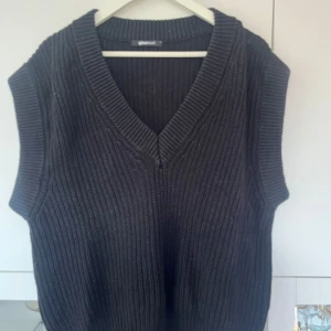 Stickad väst - GinaTricot - Säljer en svart stickad väst från Ginaticot. Gott skick, hyfsat använd! 