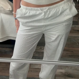 Lågmidjade ”linnebyxor” hm  - Säljer dessa supersnygga lågmidjade byxor som är helt oanvända med prislappen kvar. Säljer eftersom de tyvärr är lite långa på mig (är 162 cm)💗 första bilden är lånad men det är exakt samma byxor! 