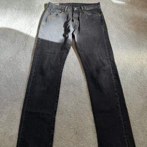 Säljer ett par sjyssta Levis 501 jeans Köpta i julas o knappast använda! Cod 9/10 Stl 30/32