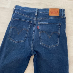Levis jeans - Tighta mörkblåa jeans från Levis. Modellen ”Mile high super skinny”. Väldigt sköna och i fint skick men jag kan inte ha de längre. 