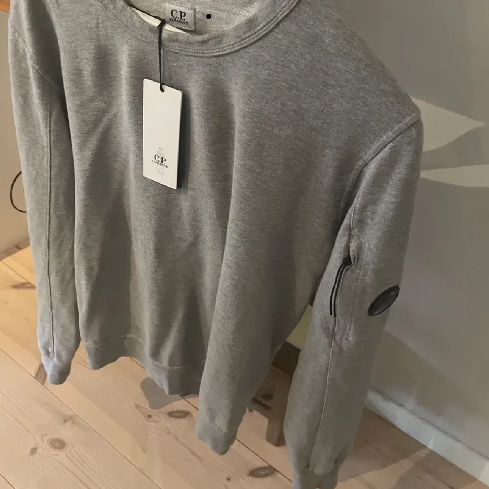 Cp company sweatshirt till ett schysst pris. Perfekt nu mot kallare tider. Säljs då den tyvärr inte kommer till användning längre. Snabb affär= pris. Hör av dig vid frågor eller funderingar.. Hoodies.