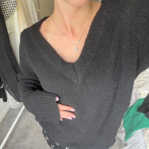 Stickad tröja - Svart v-ringad stickad tröja från Bershka. Ganska stretchig i materialet. 