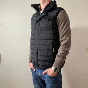Svart Väst - Svart väst från märket glorious gangsta, storlek M, i fint skick. Pris 349kr, modellen är 174cm och 67kg, skriv vid fundering eller fråga 👀