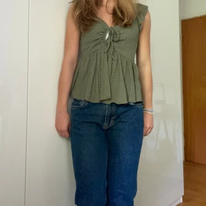 Mörkblå jeans - Mörkblåa jeans från Bikbok i storlek 28/32. De är mid/low waist och raka i modellen! Använda fåtal gånger och är i mycket bra skick. Säljer då de är för stora för mig🤍