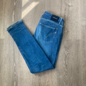 Dondup jeans - Snygga limited edition Dondup Detox jeans i storlek 34. Jeansen är hela med minimalt slitage. Hör av dig vid frågor!