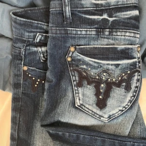 Lowwaist jeans - Ett par super snygga jeans i toppen skick! Sydde om de från hög - till låg midjade men de är inget man märker. Midjemått: 39cm, passar bra på mig som är 170! Kom privat för bilder!