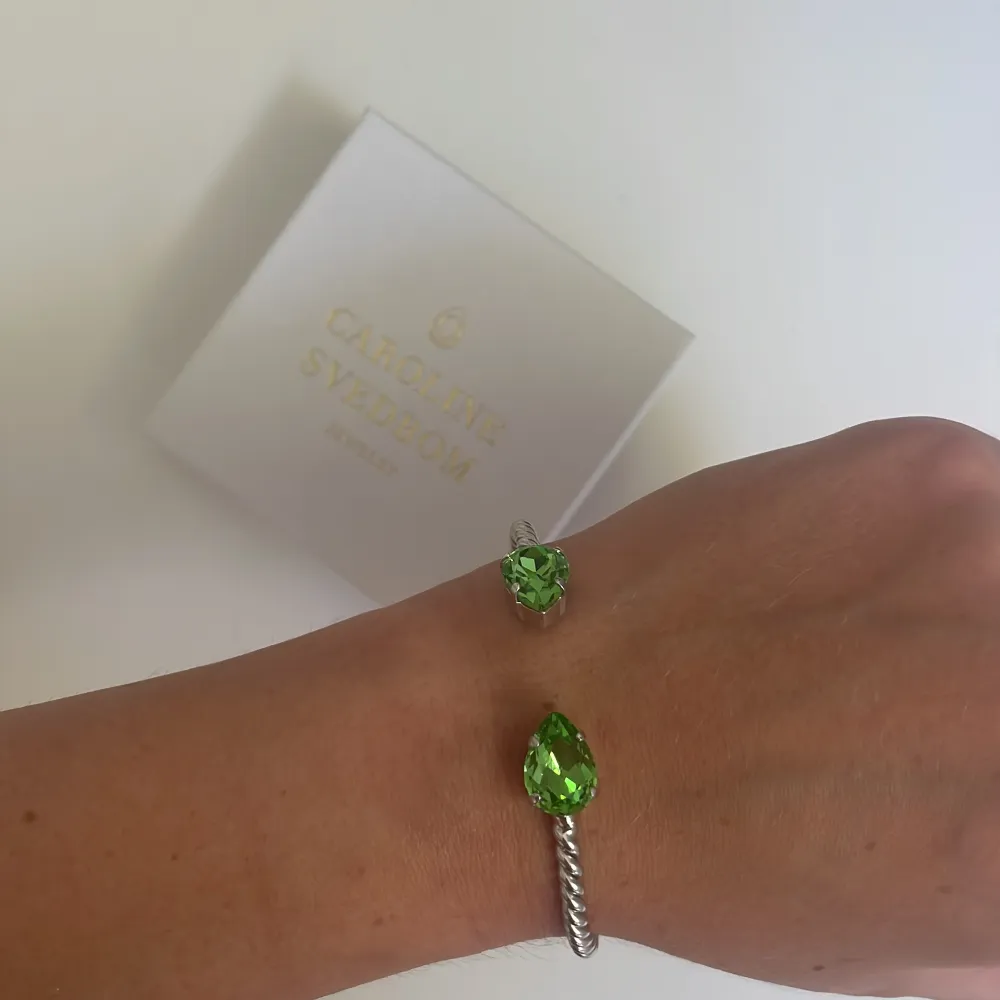 Säljer det här jättefina armband från Caroline Svedbom som jag fick i studentpresent 2022, men tyvärr aldrig kommit till användning!! Nypris 800. Accessoarer.