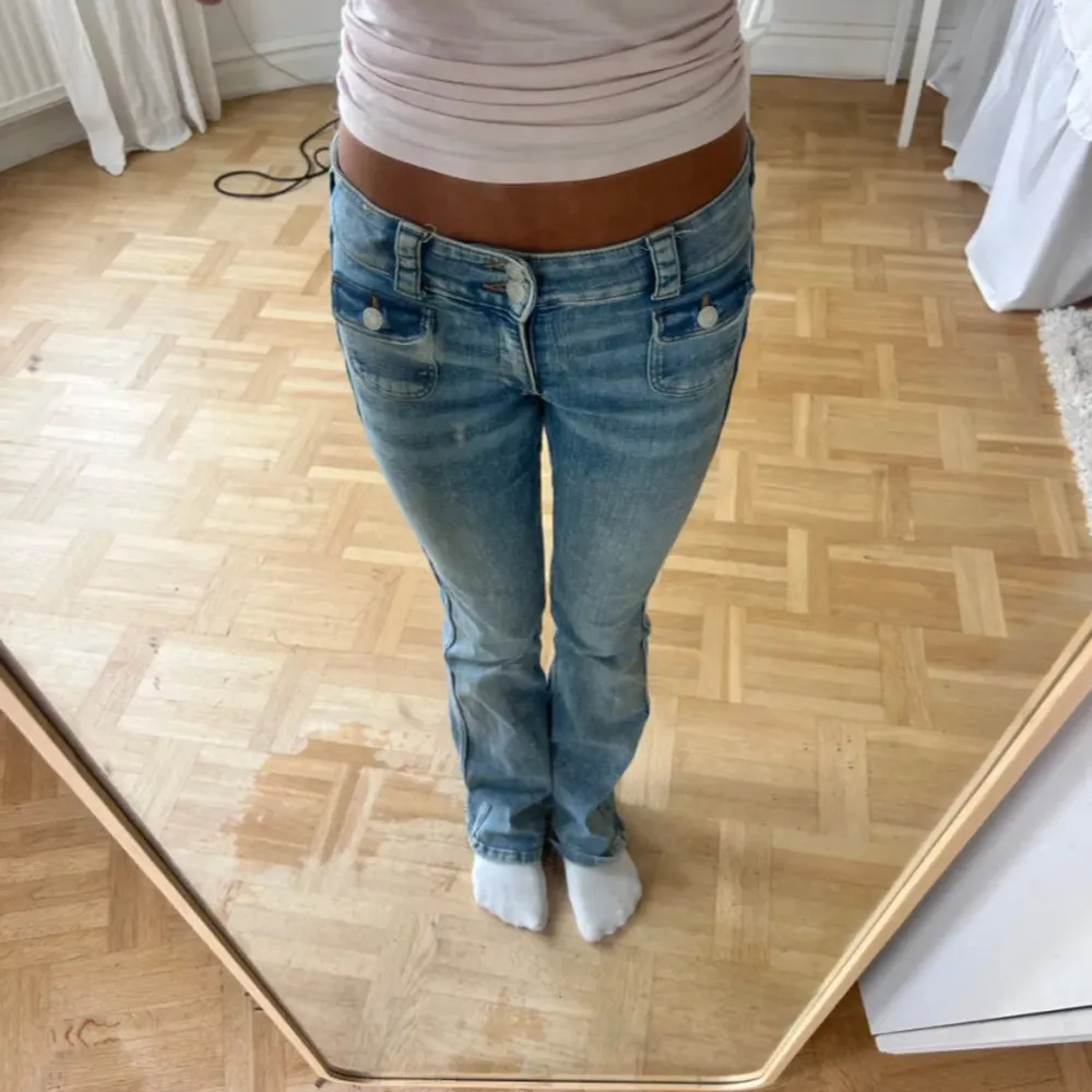 Super snygga jeans🩵🩵 två första bilderna är lånade, skriv för egna💋 midjemått är ca 34 cm men går att justera (se bild 3) och innerbenslängden är 75-76 cm🫰🏽 skriv gärna vid intresse!! . Jeans & Byxor.