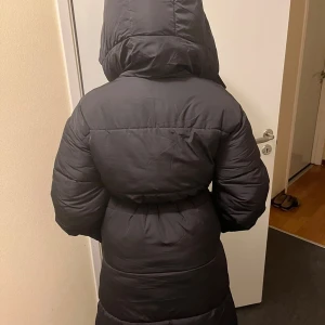 Vinter jacka!! - En så himla mysig vinter jacka som tyvärr inte passar längre:( Den är i mycke fin skick har absolut inga skador nånstans. Hör gärna av er vid intresse, och priset kan diskuteras vid snabb affär.