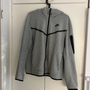 Nike kofta  - Säljer min Nike kofta i storlek M då den inte kommer till användning.