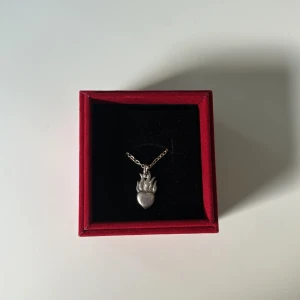 Maria Nilsdotter halsband  - Jätte gulligt och diskret halsband från Maria Nilsdotter. Andvänt få gånger och ligger nu bara i garderoben. 🥰 berlocken är avtagbar och är ca 1•2 cm och kedjan 50 cm. Jag står för frakt men kan mötas upp i Stockholm. Köp snabbt för 1500kr🌸