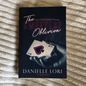 The sweetest obsession  - Första boken av en serie, helt ny, har bara stått i bokhyllan🧸