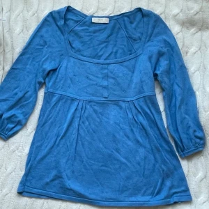 Söt babydoll top - •säljer denna då den tyvärr aldrig kommit till användning  •super fint skick  •storlek S/M