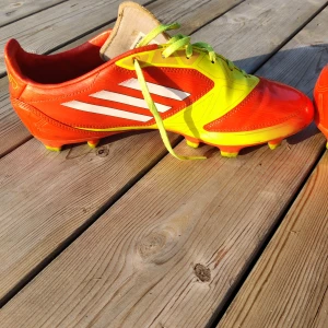 Adidas f50 f-50. Asfräsha  - Eftertraktade och knappt använda, pyttelite smuts på dobbarna efter EN veteranmatch på konstgräs. Mått ser ni på bild. 