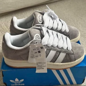 Campus 00’s - Stl 38. Anvönda 2 gånger, helt nya annars. Tagits hand om länge. Otroligt sköna när man väl har gått ett ett i dom. Pris går att diskutera vid snabb affär!  36, 37, 39 finns också inne. Ligger i förrådet någonstans. Använda Max 5-6 ggr var